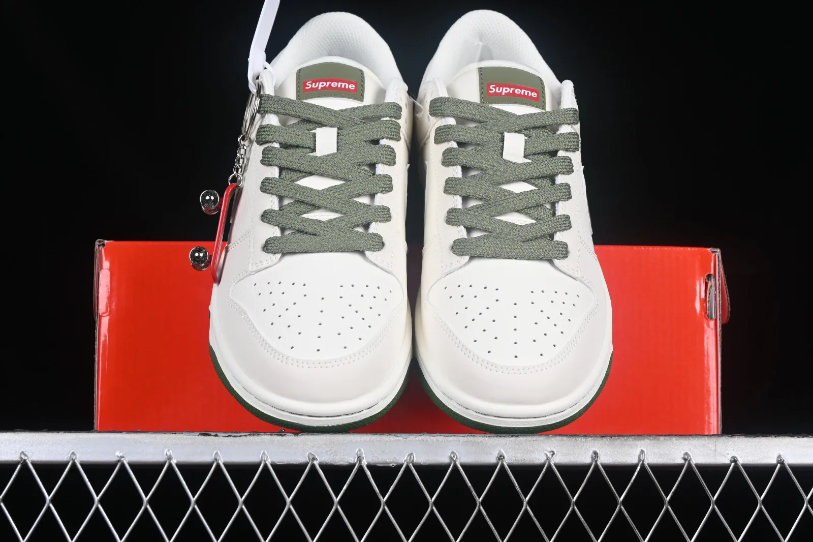 Supreme x Nike SB Dunk Low Off White Green Red FC1688-142