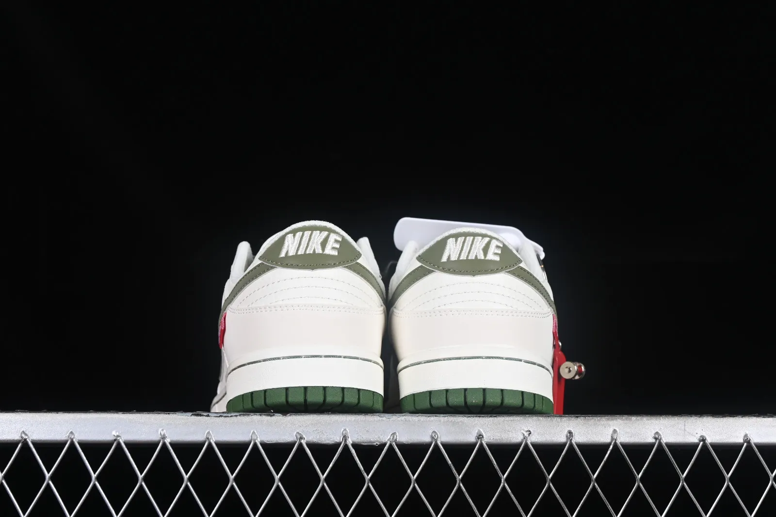 Supreme x Nike SB Dunk Low Off White Green Red FC1688-142