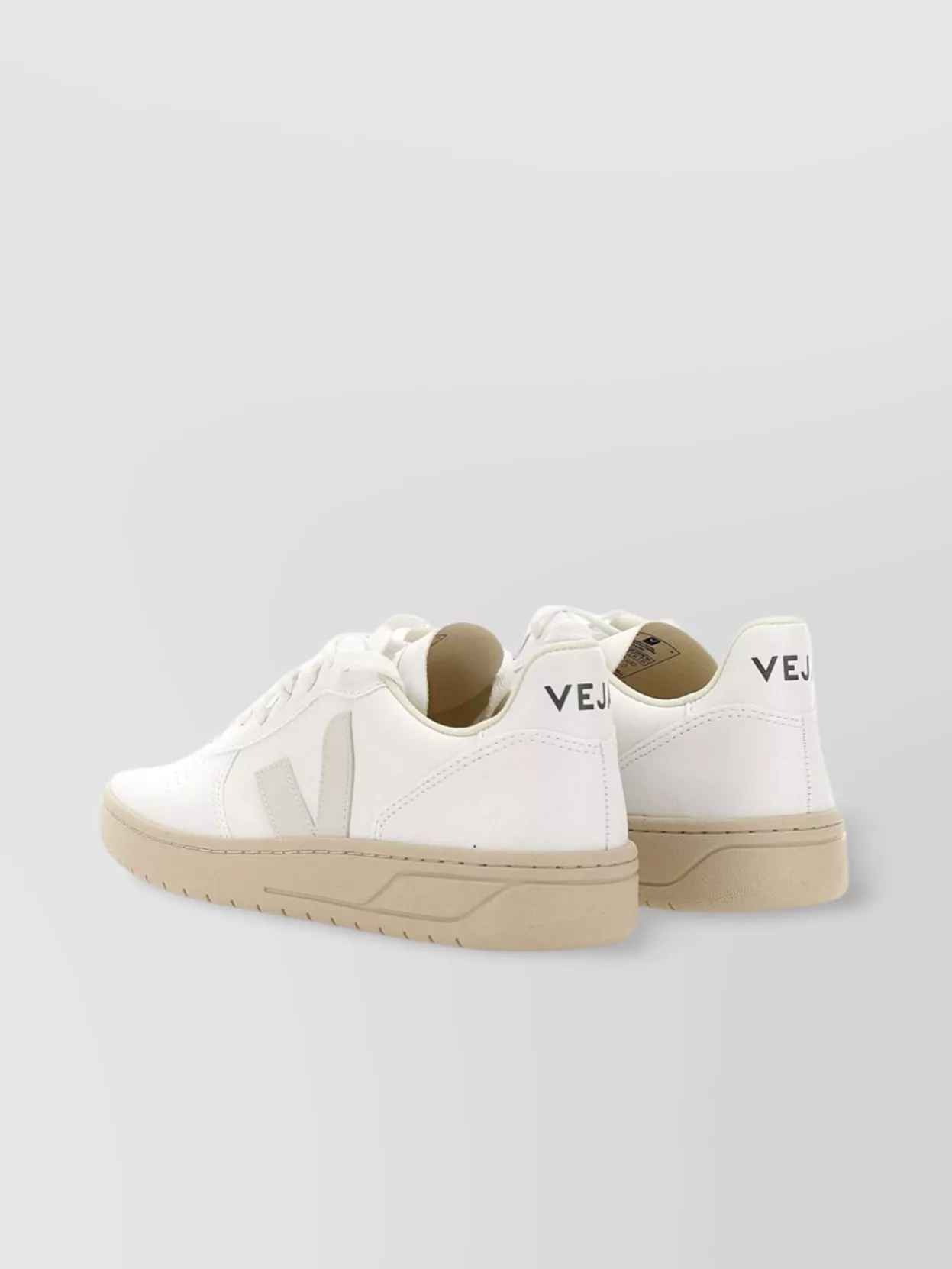 Veja   Low-top sneakers with recycled rubber sole