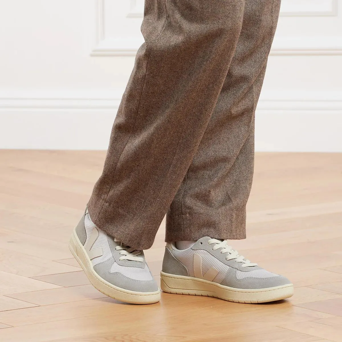 Veja  V-10 Light Grey Pierre